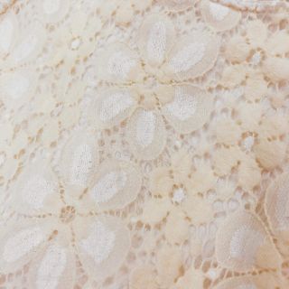 Váy trẻ em trắng ren hoa