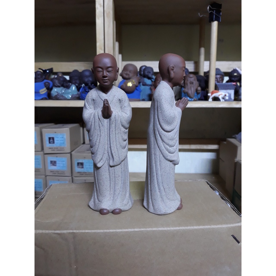 Tượng gốm tăng nhân tu sĩ thành tâm bái phật gốm tử sa- Tượng trang trí decor không gian nội thất