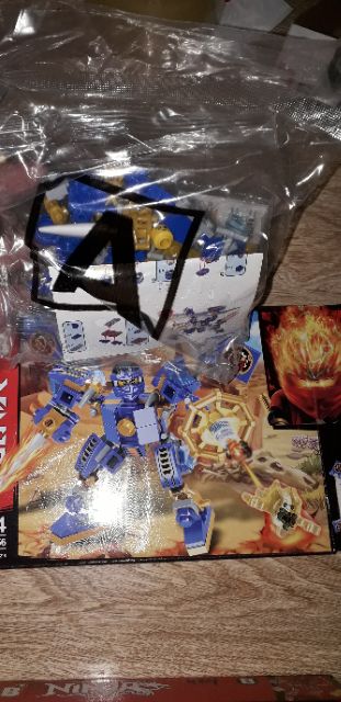 Lắp ráp 1 hộp LegoNinja Robot LB556 có nhiều chi tiết bằng nhựa rất đẹp