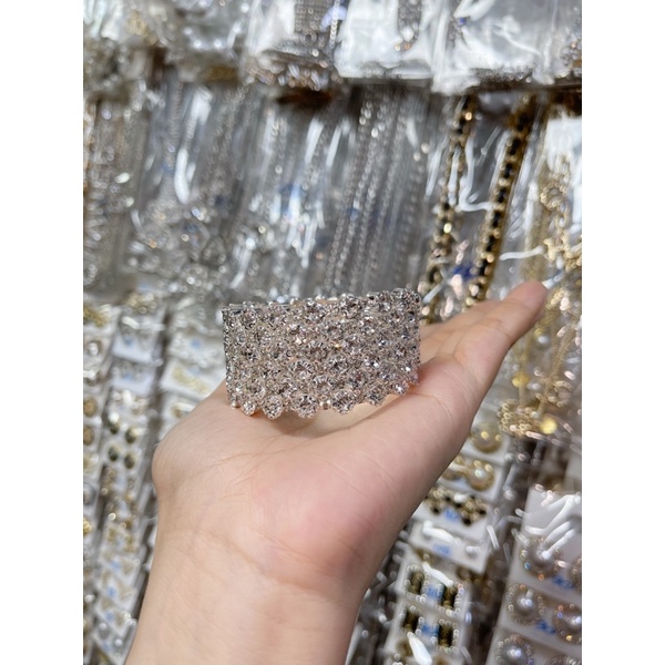 Vòng tay lò xo đính đá siêu sang