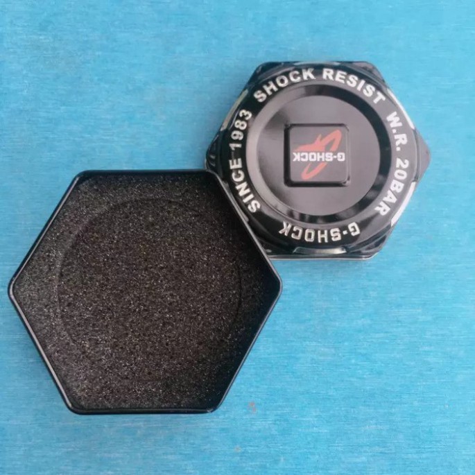 Hộp đồng hồ G shock thiếc 100%, có mút chống va đập, sáng bóng sang trọng