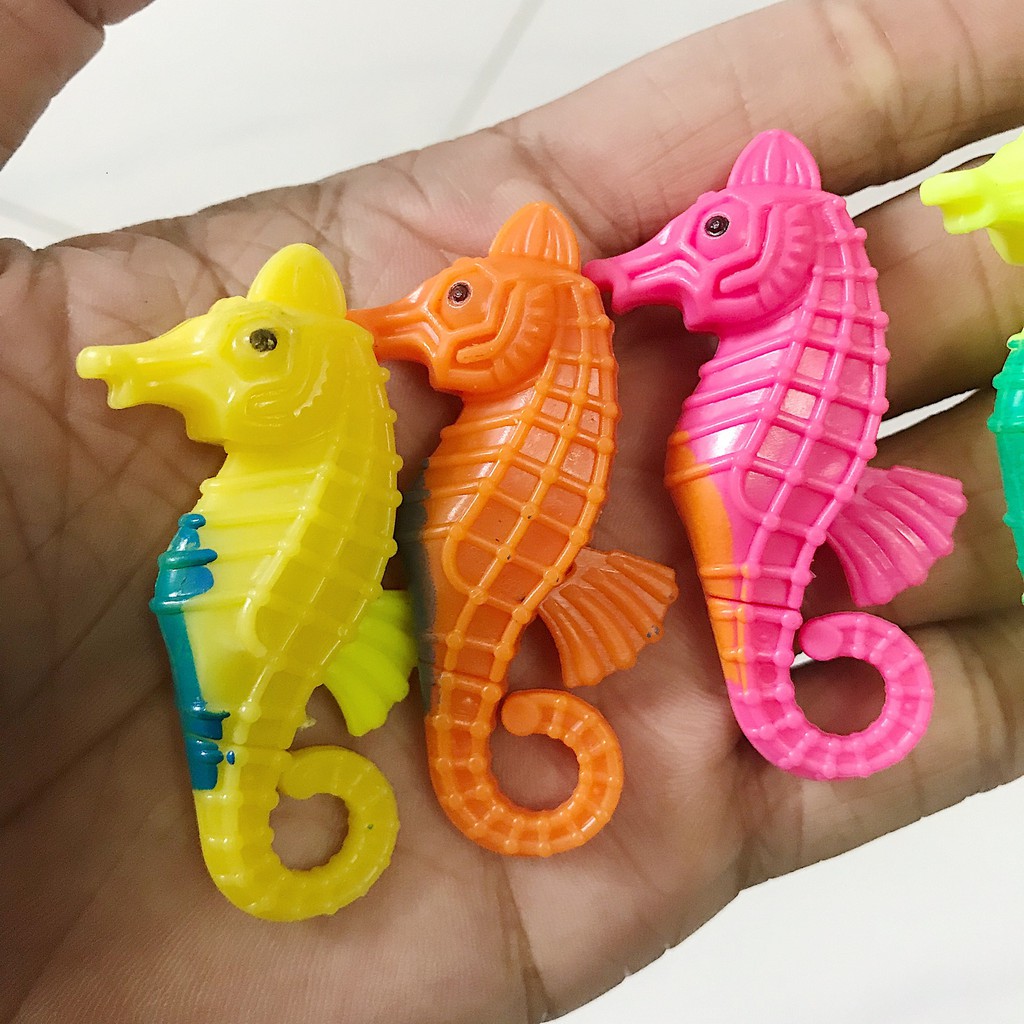 CON CÁ NGỰA GIẢ ĐỦ MÀU TRANG TRÍ HỒ CÁ NON BỘ SIZE 7CM