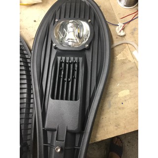 Đèn đường hình chiếc lá 50W chiếu sáng cho công trình, sân nhà, đèn đường khu dân cư kèm theo cần đèn lắp đặt