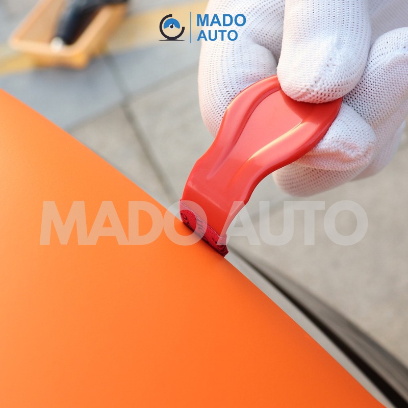 Gạt nhựa nhỏ ĐỎ gấp mép Decal dán xe ô tô, có đệm vải chống xước MADO AUTO F69