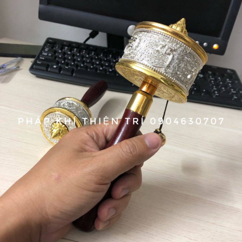 Kinh luân cầm tay xoay , có cán ,loại đẹp.Thân bằng đồng được đánh bóng vỏ ngoài có khắc chữ phạn, lõi có biến chú