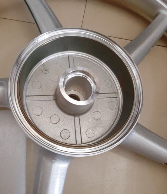 Bánh căm 5 cây kiểu RCB gắn EXCITER đời 2010 và siurut 1 đĩa gắn như zin