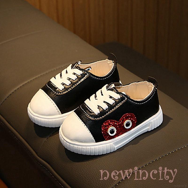 Đôi giày đế mềm chống trượt họa tiết dễ thương cho bé