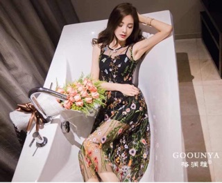 Váy ren thêu hoa nổi