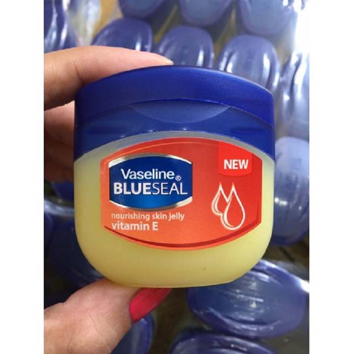 Sáp dưỡng da Vaseline Blue Seal 50ml giúp giảm khô da nứt nẻ