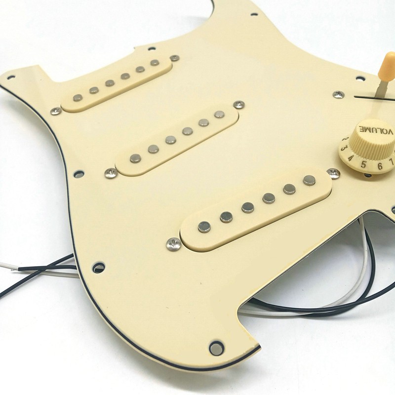 Vỏ chống trầy gắn thân đàn guitar điện có gắn bộ pickup được đấu dây sẵn màu vàng