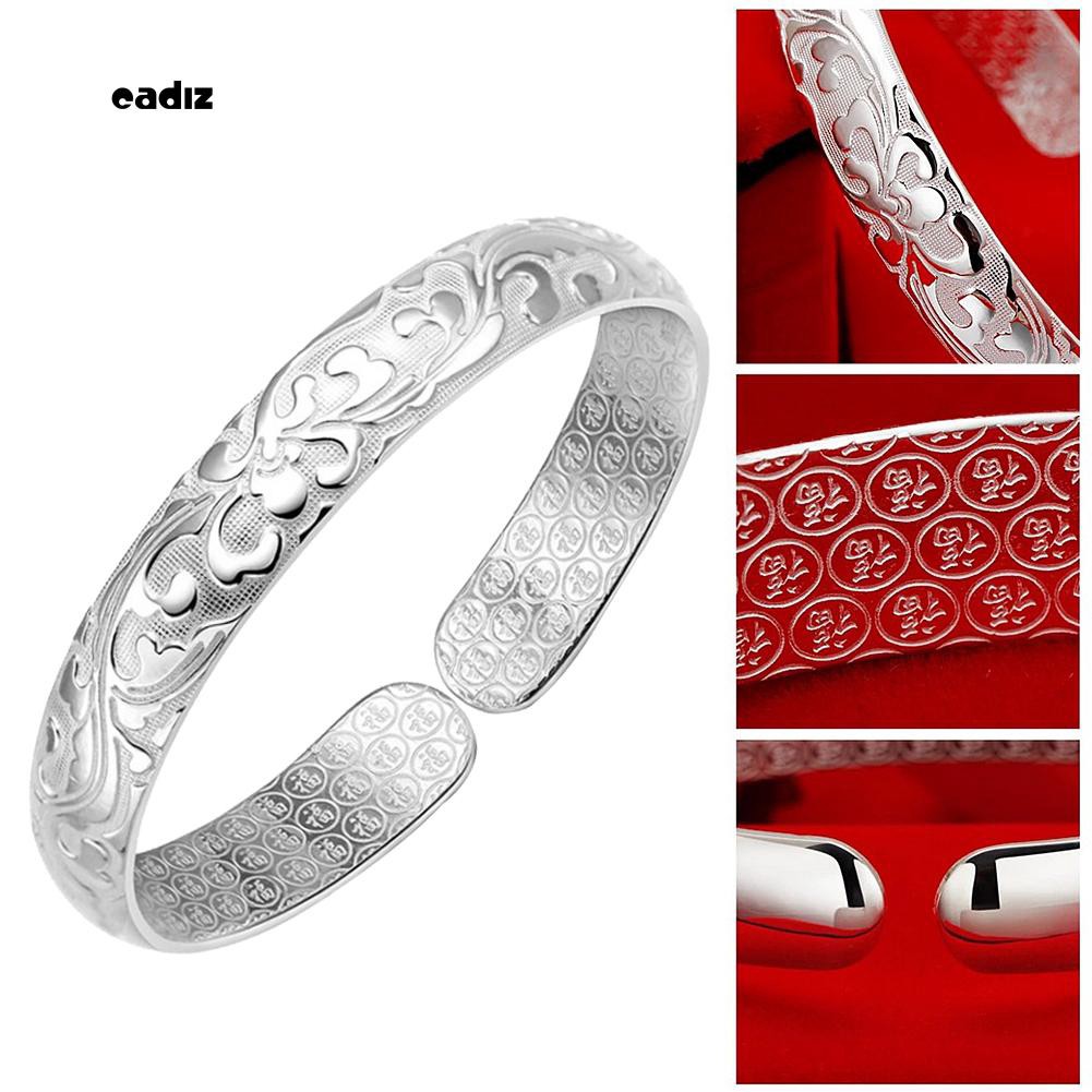 Vòng tay hở chạm khắc hoa văn sang trọng