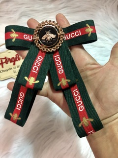Cài áo nơ phối chữ
