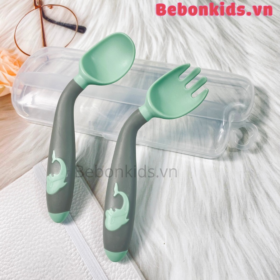 Thìa dĩa uốn cong cho bé tập xúc, ăn dặm hình cá heo xinh xắn có hộp đựng