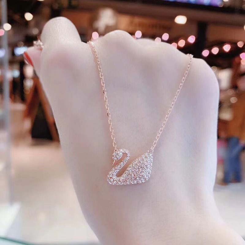 SWAROVSKI Vòng cổ Chính Hãng 100% Với Mặt Hình Thiên Nga Màu Gradient/Xanh Dương Gradient Thời Trang Cho Nữ
