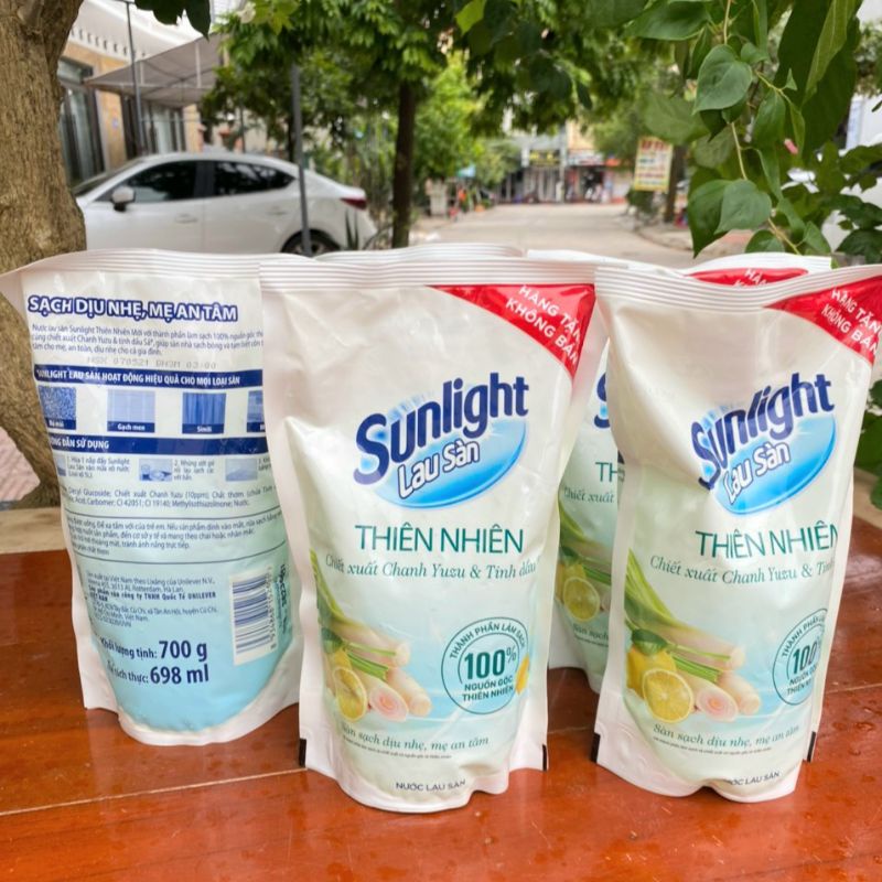 Nước lau sàn Sunlight Thiên Nhiên Chiết Xuất Chanh và Tinh Dầu Sả túi 700g