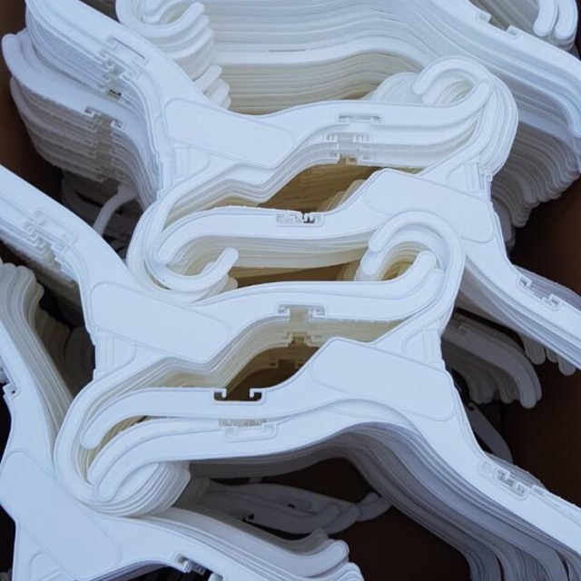 Móc áo nhựa trẻ em trắng 10 cái