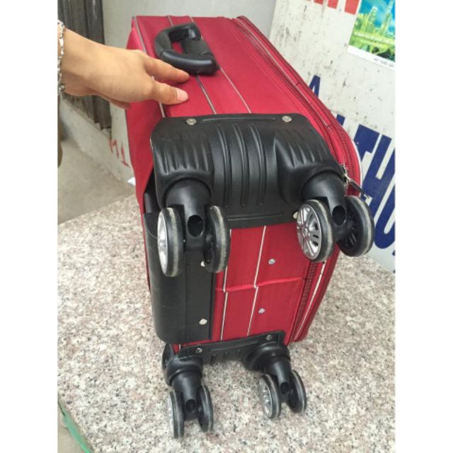 Vali vải combo size (24+ 28 )chính hãng Hùng Phát. Bảo hành 3 năm. Có tem BH chính hãng của công ty đi kèm vali