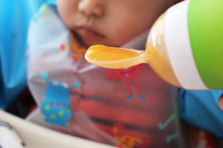 Bình thìa ăn dặm Munchkin 150ml cho bé