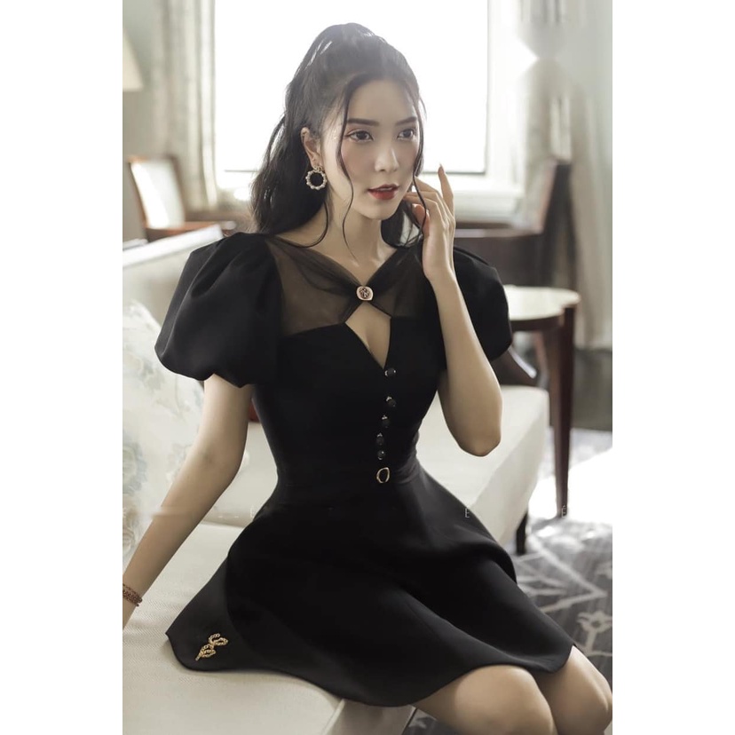 Váy đen cổ lưới