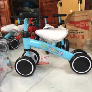 Xe chọi thăng bằng cho bé