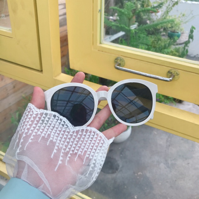 Kính râm viền trắng