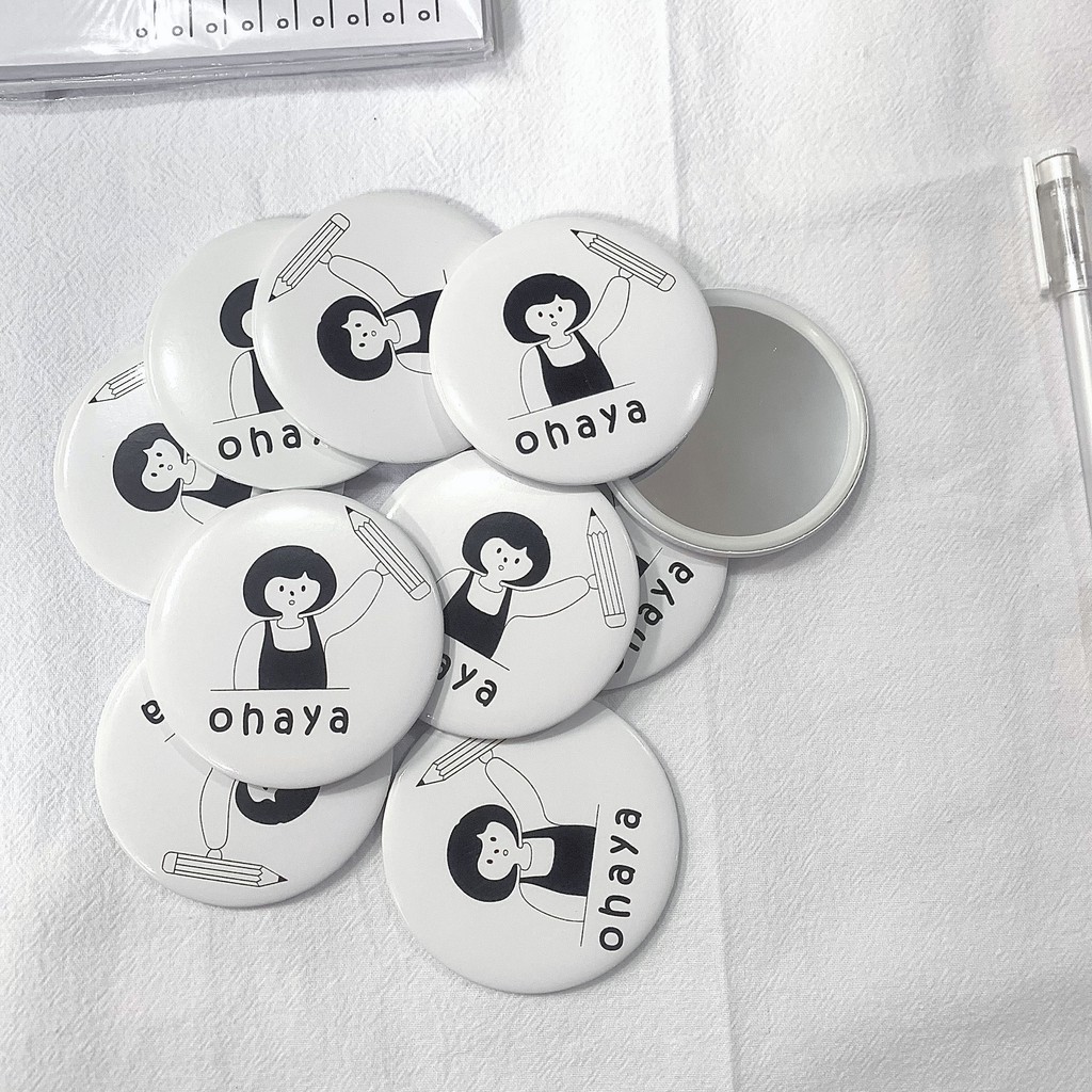 Gương trang điểm cầm tay nhỏ nhắn họa tiết cô bé cầm bút chì đáng yêu