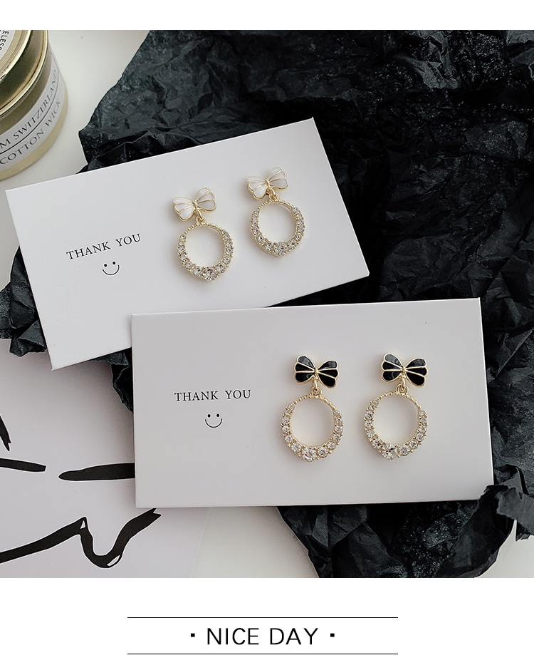 Khuyên tai tròn hình bướm phong cách Hàn Quốc thời trang