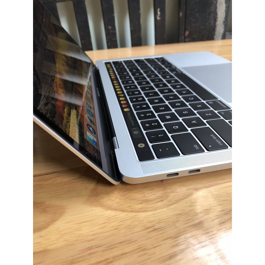 Macbook Pro 2017, 13.3in touch bar, i7 – 3.5G, Ram 16G, 256G, giá rẻ.'