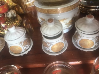 Ly có nắp thờ cúng