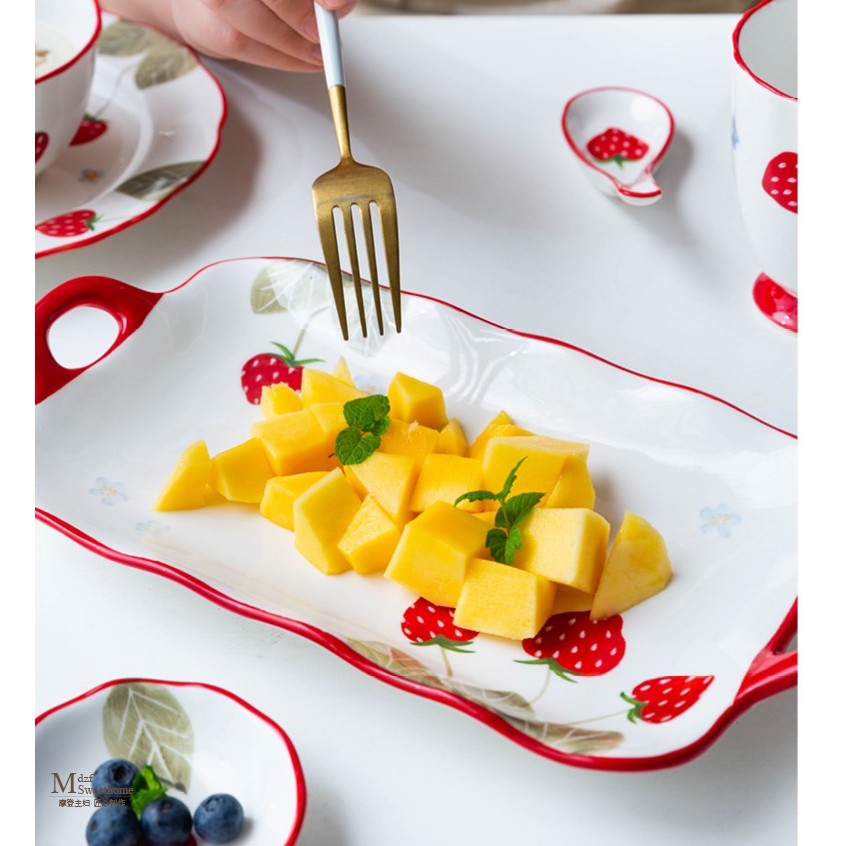 Bộ chén bát dâu tây đáng yêu lắm ạ