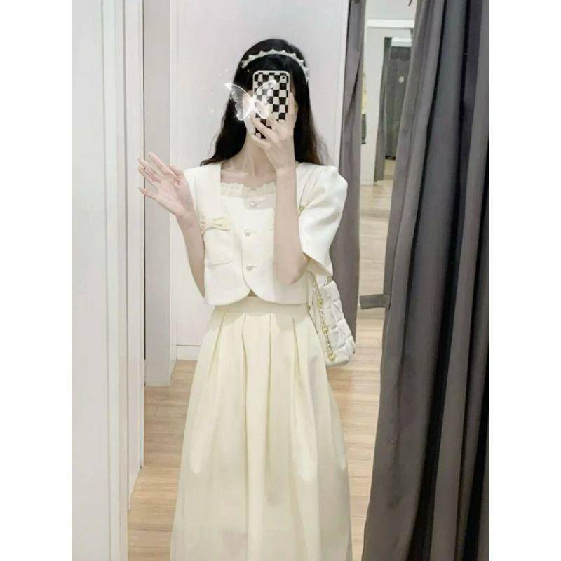 Set Áo Sơ Mi Trắng Cổ Vuông Tay Ngắn + Chân Váy Dài Xếp Ly Phối Túi Đính Nơ Xinh Xắn