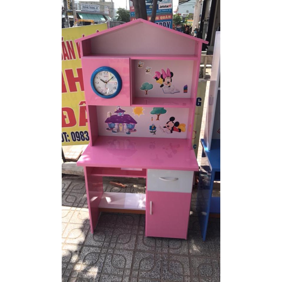 Bàn học màu hồng có mái che cho bé gái. ngang 1m cao 1m45. có kèm ghế ngồi.