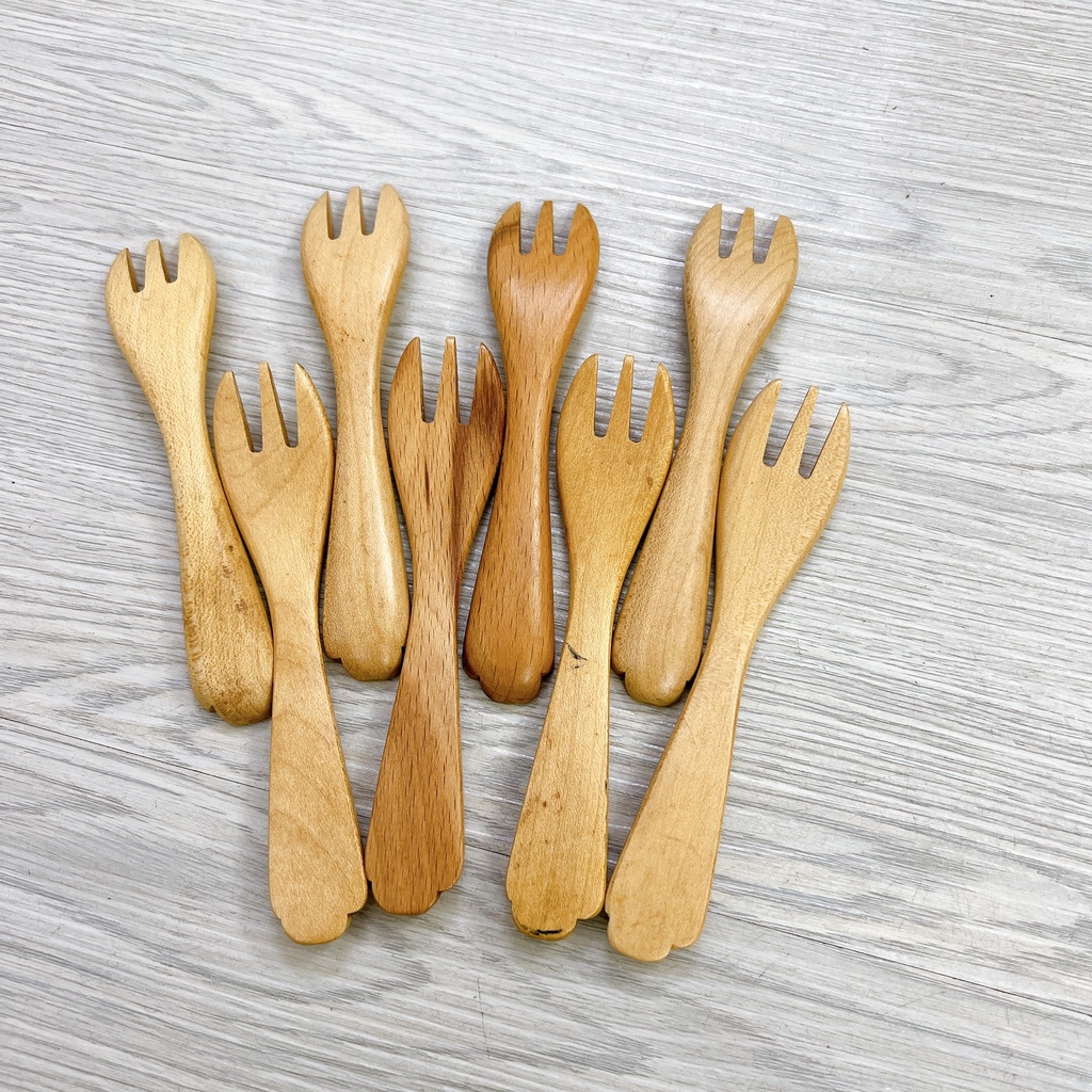 Nĩa gỗ nhỏ ăn trái cây rất xinh 12*3cm sang trọng - sạch sẽ