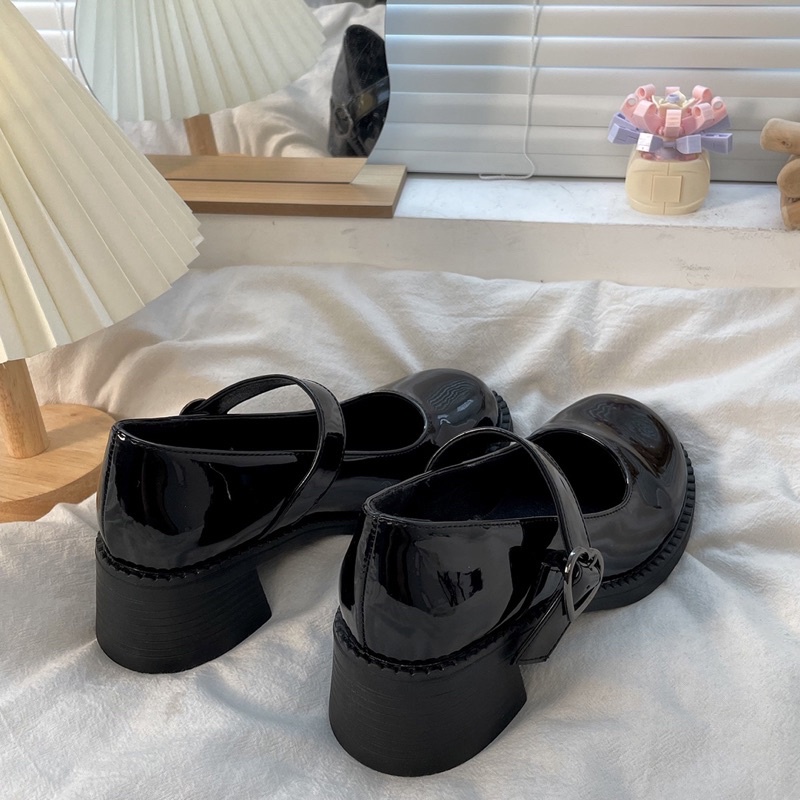 Giày búp bê Mary Jane có quai trái tim đế cao mũi tròn cổ điển đen bóng da PU Yannie Lolita