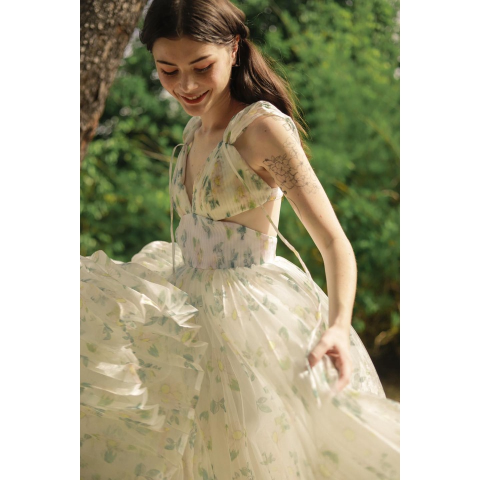Đầm xòe hở lưng xếp ly The Country Marry Me vải organza trắng hoa xanh