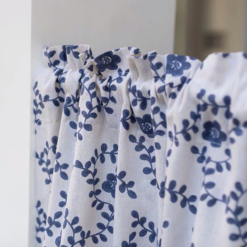 Rèm che kệ bếp, rèm nhỏ kiểu Mỹ hoạ tiết hoa xanh trắng (đặt theo yêu cầu liên hệ CSKH)