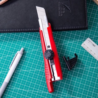 Dao rọc giấy Deli dùng trong văn phòng phẩm cỡ lớn- Dao dọc giấy -  màu đỏ  - 1 cái ED10040 - HOKAMI STORE