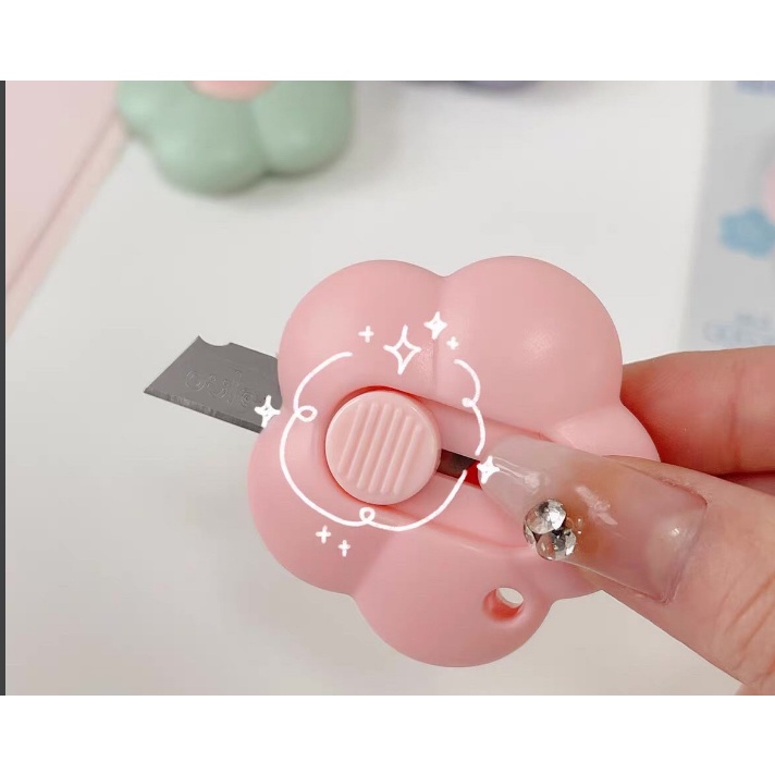 Dao rọc giấy mini dao cắt giấy cute bỏ túi tiện lợi có nút bấm an toàn hình bông hoa 3 màu dễ thương