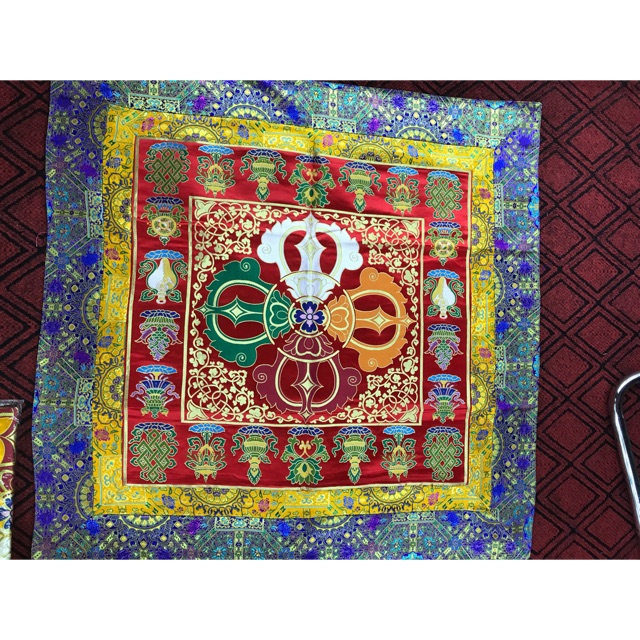 [PBMC]KHĂN TRẢI BÀN VUÔNG 1 MÉT GẤM CAO CẤP ( VÀNG - ĐỎ)