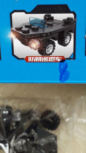 Lắp ráp 1 hộp LegoSWat xe máy bay 1020 có nhiều chi tiết bằng nhựa ABS