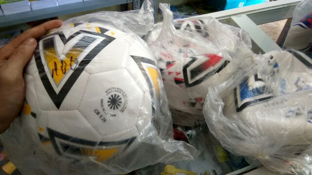 Bóng đá size 5 cho trẻ em, giá 100k