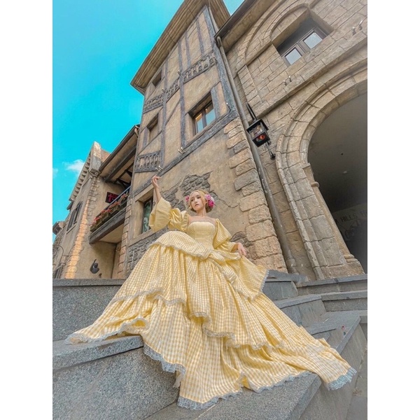 Đầm kate maxi caro vàng cổ vuông tay lửng bèo tầng phối ren