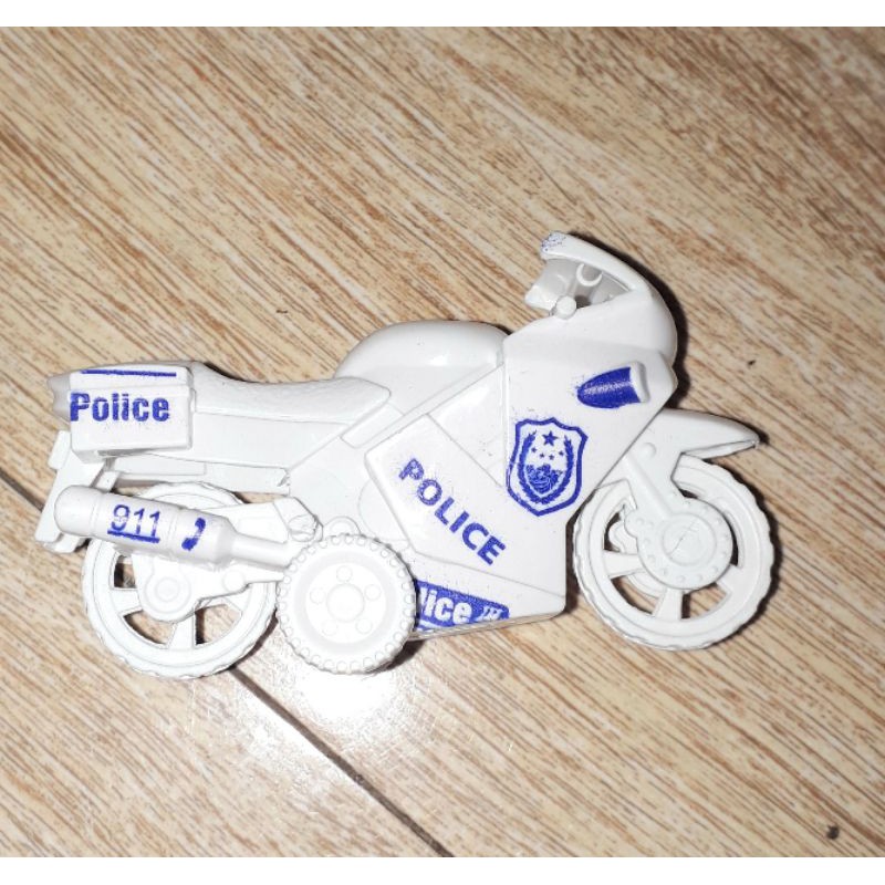 Một chiếc xe mô tô hoặc ô tô mini policee bằng nhựa chạy chớn rất đẹp