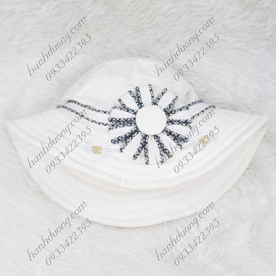 Mũ bo vành rộng 7cm gắn hoa và thêu hoa xung quanh vành nón, vải cotton cao cấp của AT phù hợp cho nữ