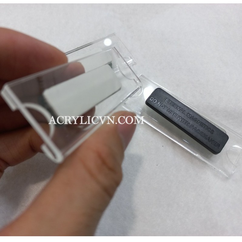 Bảng tên nhân viên nam châm, Thẻ tên cài áo mica