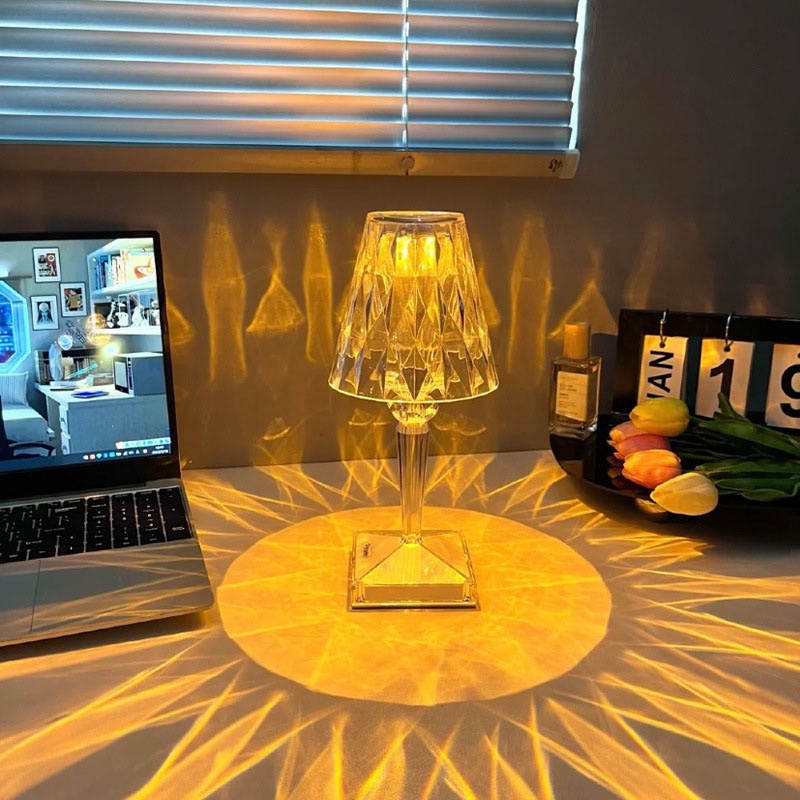 Đèn Ngủ Pha Lê Để Bàn Sang Trọng Phong Cách Châu Âu (HÌNH Ô DÙ VERSION 1) SONHOUSE