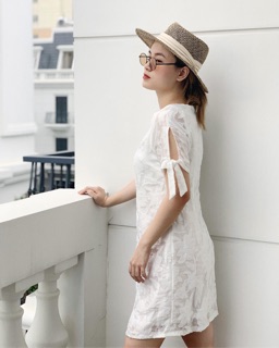 Đầm suông organza dập hoa trắng