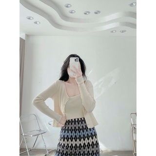 Áo len đen kem: áo 2 dây basic, cardigan mỏng cùng màu