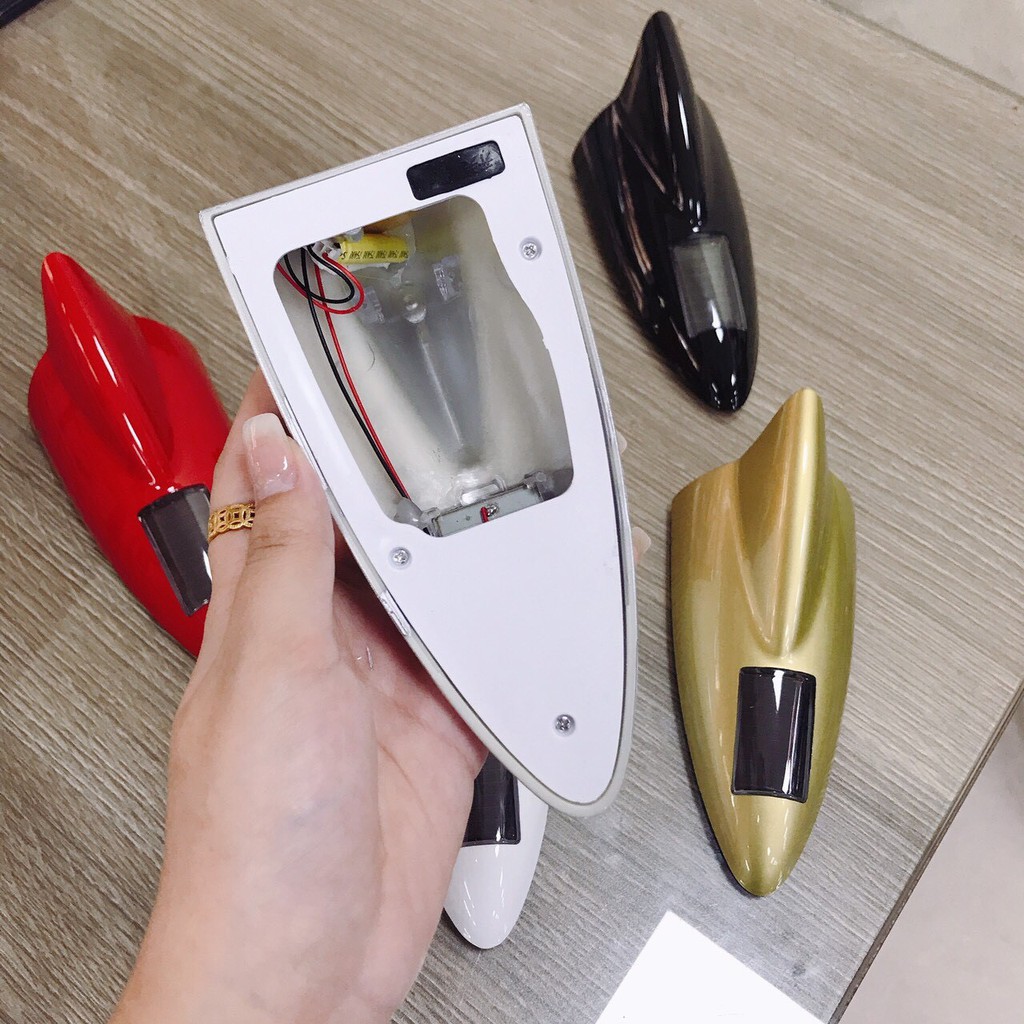 Ăng ten vây cá oto có đèn led chạy bằng năng lượng mặt trời