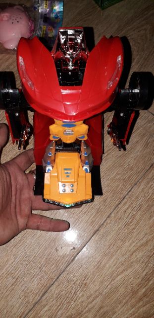 Xe mô hình chạy PIN bằng nhựa biến thành Robot có nhạc và đèn Led tặng kèm PIN